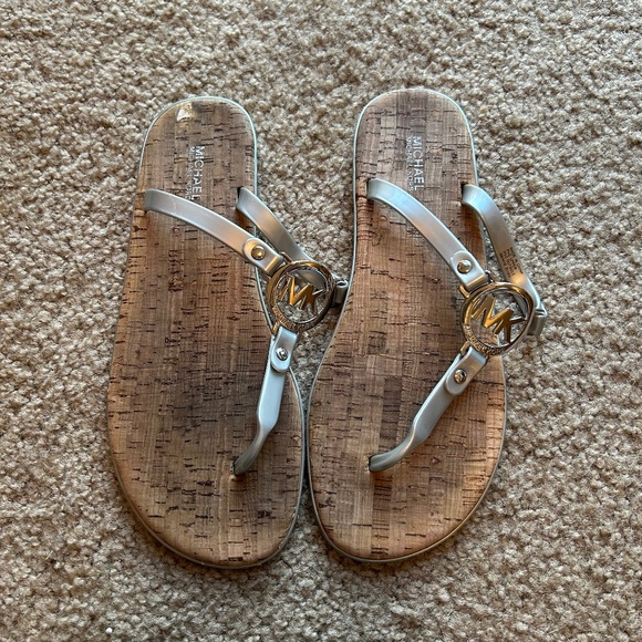 Michael Kors Bamboo Thong Sandals With Silver Patent Leather Straps Size 9 - Picture 1 of 4